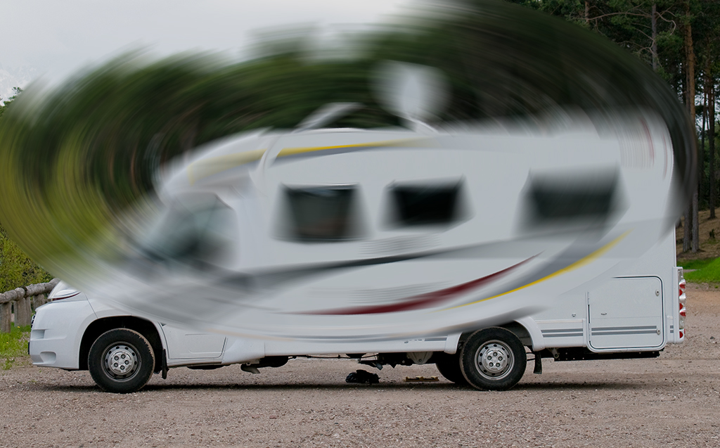 Ostsee.jpg - Erster Haltepunkt sollte Bad Salzuflen sein, aaaaaaaber es kam ganz anders . 5 Kilometer vor dem Ziel in einer Autobahnabfahrt kam die Medung  " sofort Motor abstellen  - kein Öldruck mehr"Unter dem Wohnmobil war alles voller Öl. Der ADAC schleppte uns nach Bielefeld . Dort der nächste Schock vor Montag Mittag konnte der Wagen nicht untersucht werden Werkstatt hatte schon so gut wie Feierabend.Also standen wir 3 Tage lang unter anderen abgeschleppten Autos bei 30 Grad 