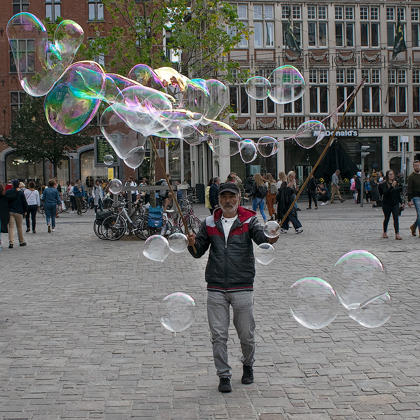 Tour-Belgien-10---2018DSC_3374-1-Kopie.jpg - Straßenkünstler mit Seifenblasen