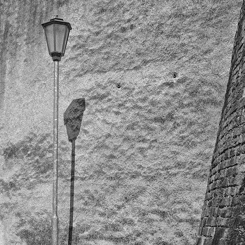 Rhein-04---2017-Rhein-04---201704190001-1-Kopie.jpg - Interessantes Motiv in Schwarz Weiss an der Stadtmauer in Breisach