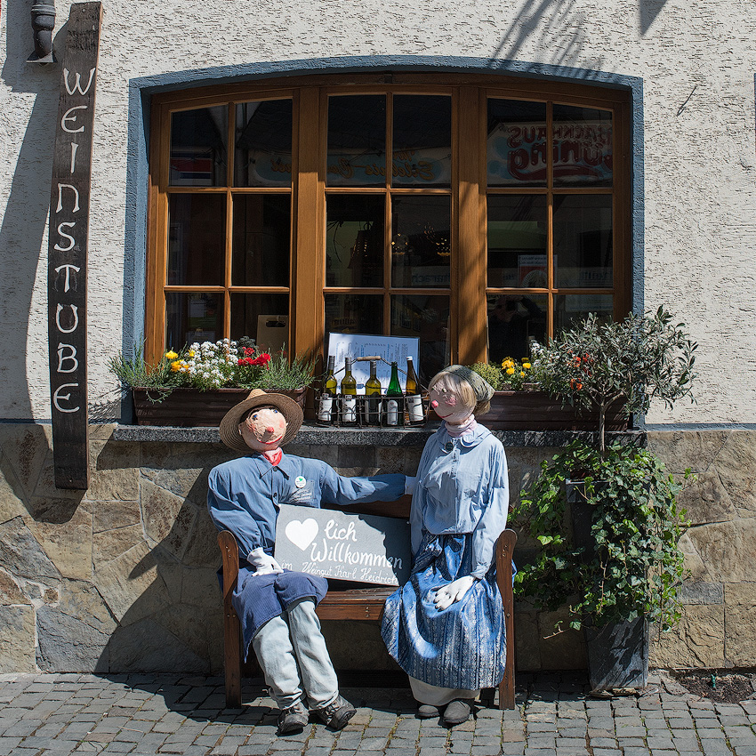 Rhein-04---2017-Rhein-04---201717X_6065-1-Kopie.jpg - Vor einer Weinstube in Bacharach