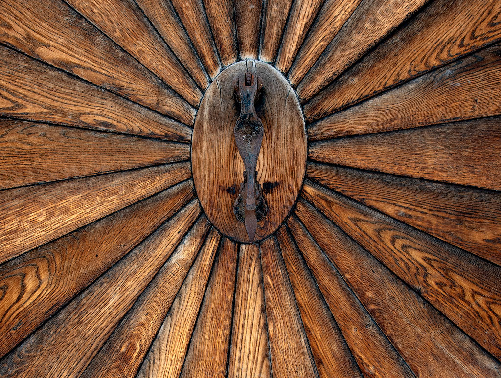 19X_9668.jpg - Ein Türklopfer an einer interessanten Eingangstür