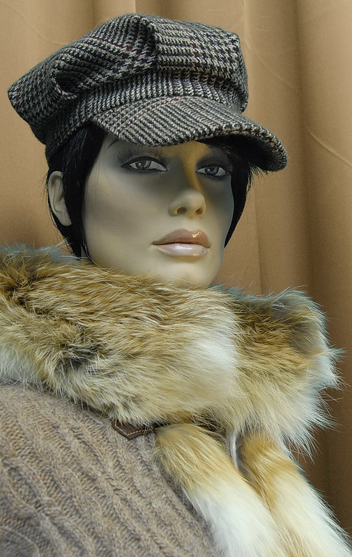 Puppe_DDD5777.jpg - Der Hintergrund ist mit dem Filter Farbton / Sättigung farblich angepasst worden